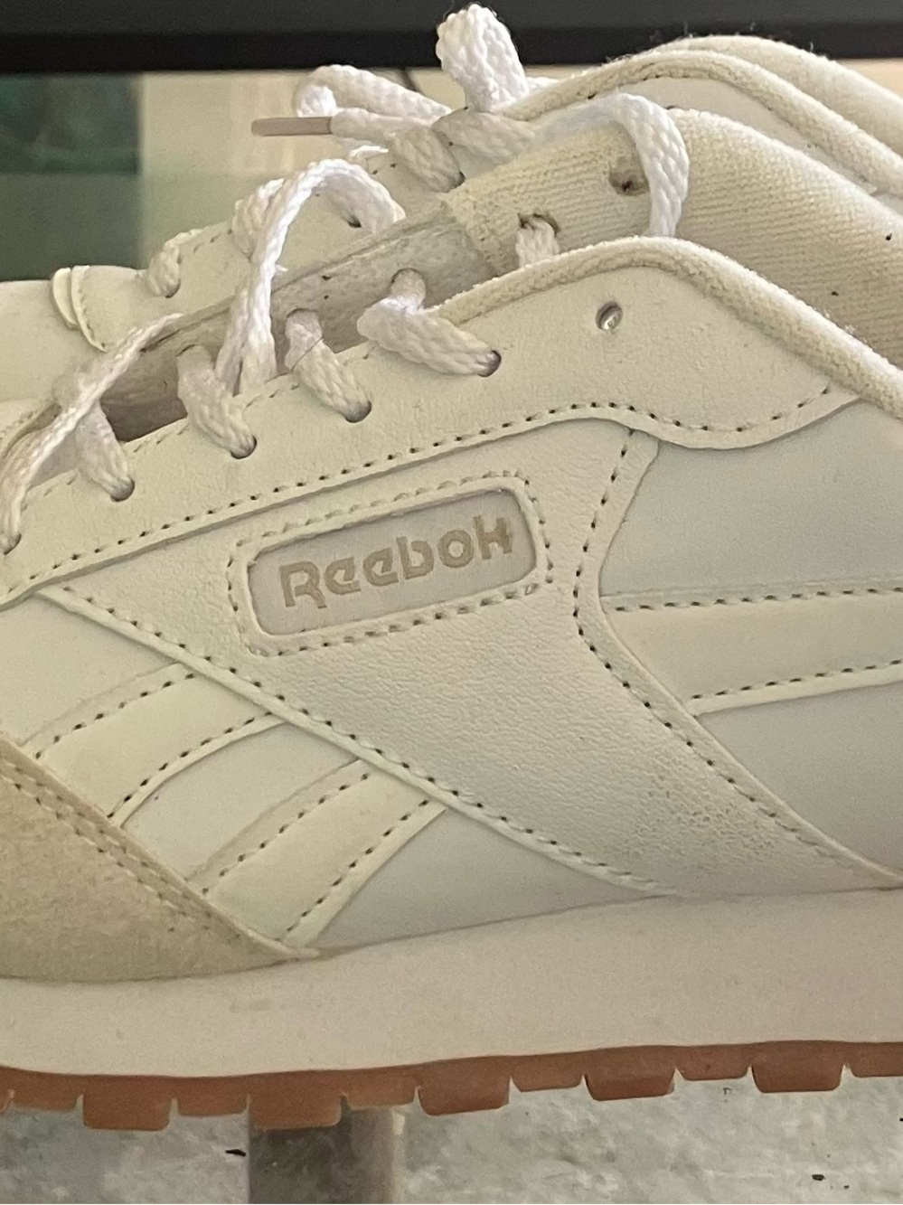 Reebok White Sneaker with Gum Sole !Accepting Offers/Bundle Deals!